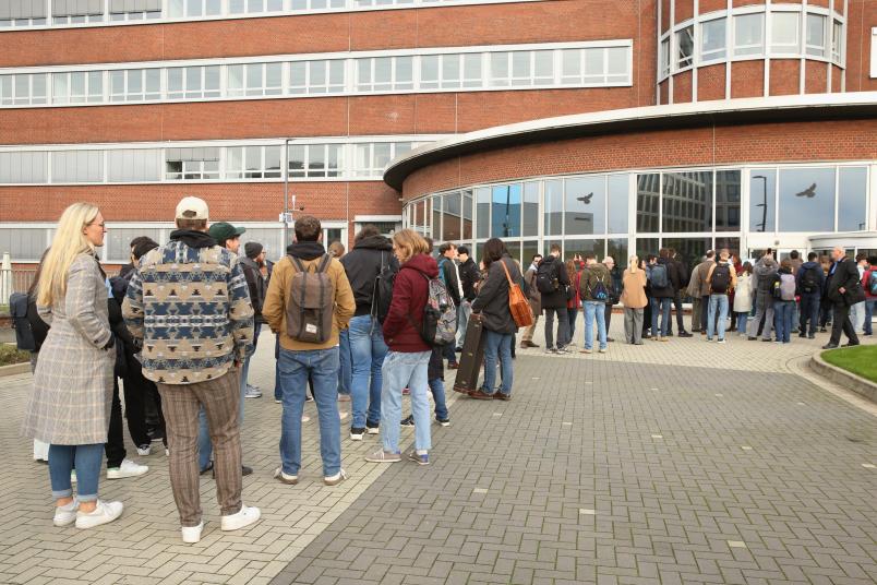 Eine lange Menschenschlange vor dem Gebäude "O-Werk"