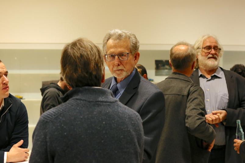 Mehrere Personen im Gespräch