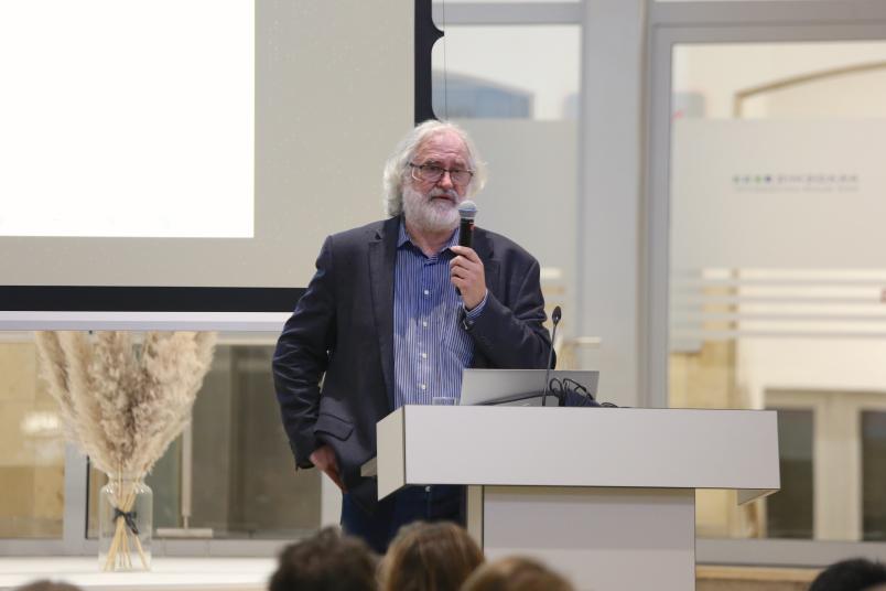 Eine Person am Rednerpult