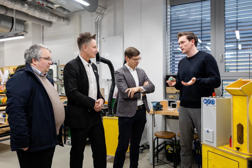 Vier Personen im Makerspace der Ruhr-Universität Bochum