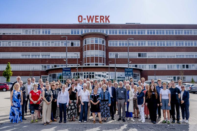 Gruppenbild von der Gremienklausur vor dem O-Werk