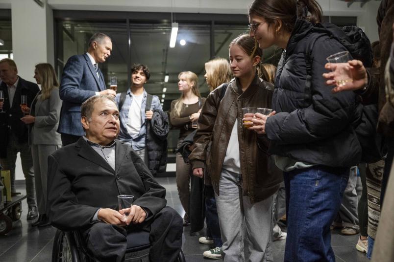   Onur Güntürkün feiert nach der Preisverleihung mit seinen Studierenden.