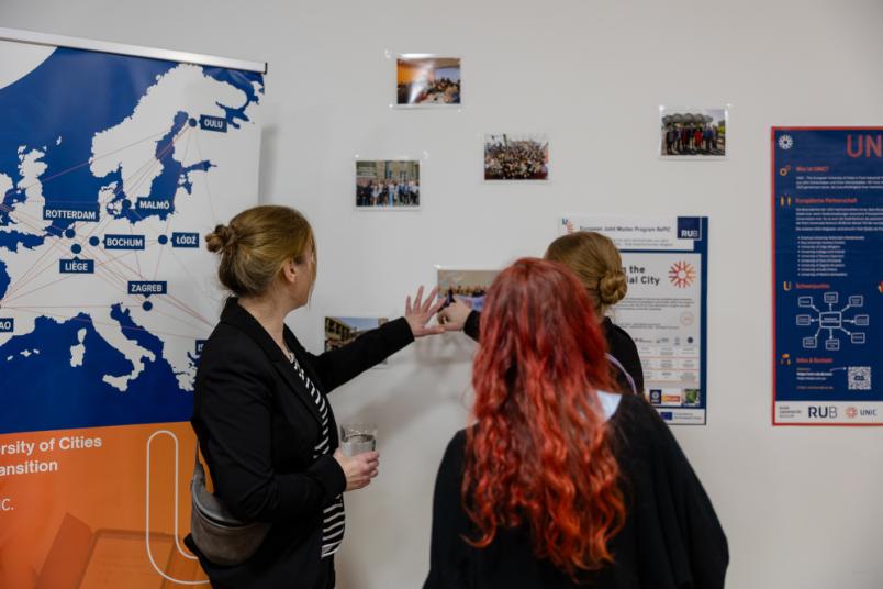 Menschen vor Postern