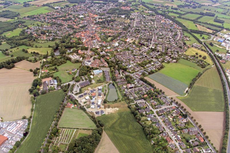 Luftaufnahme einer Kleinstadt