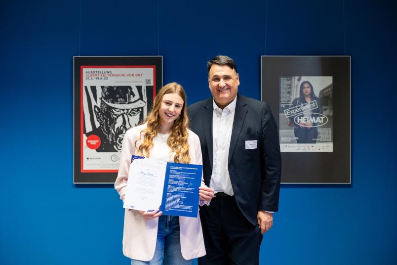Judoka Emily Gränitz mit Rektor Martin Paul
