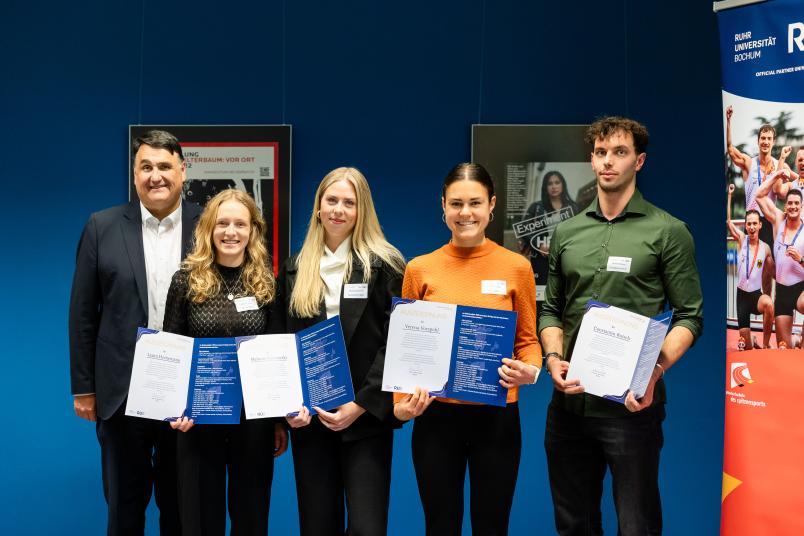 Vier erfolgreiche Leichtathlet*innen mit Rektor Martin Paul