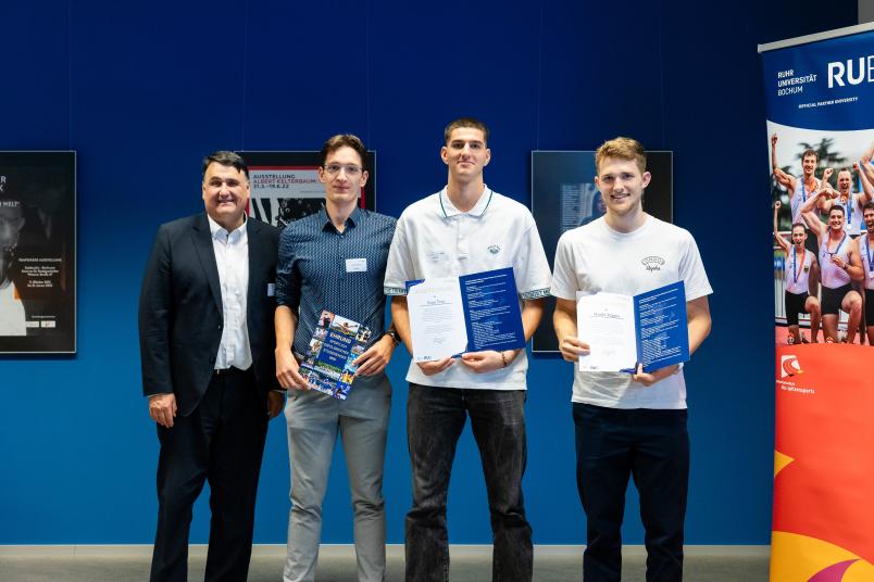 Ehrung von drei Sportlern, die an den World University Games teilgenommen haben.