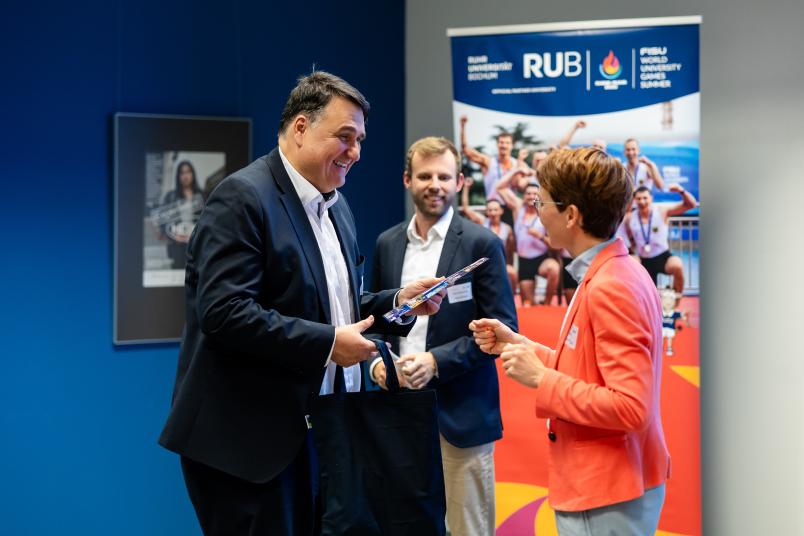 Gruppenbild mit ektor Martin Paul, Mirco Kreyenkamp und Ines Lenze (von links)