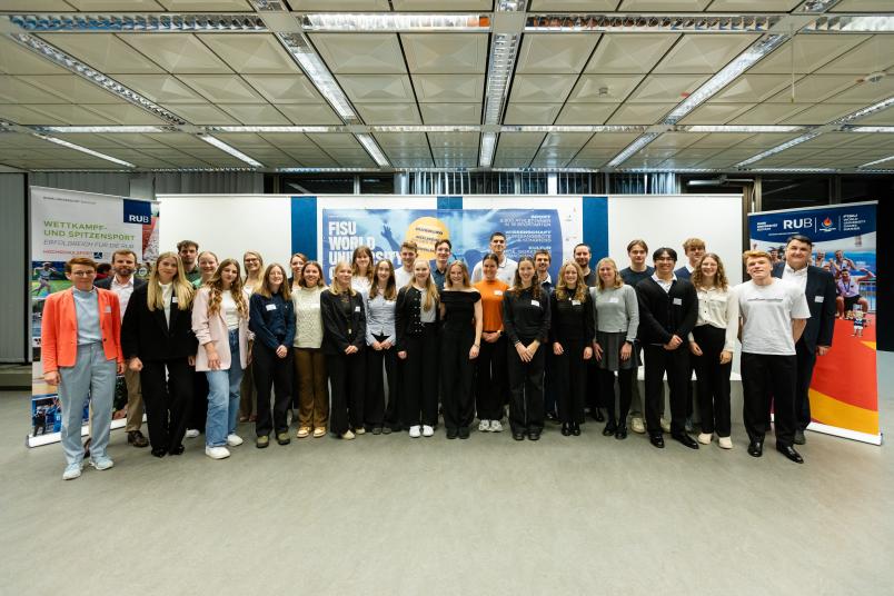 Gruppenbild im Veranstaltungsraum des Stadtarchivs