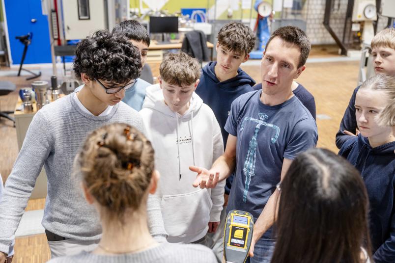 Mehrere Menschen in einer Werkhalle