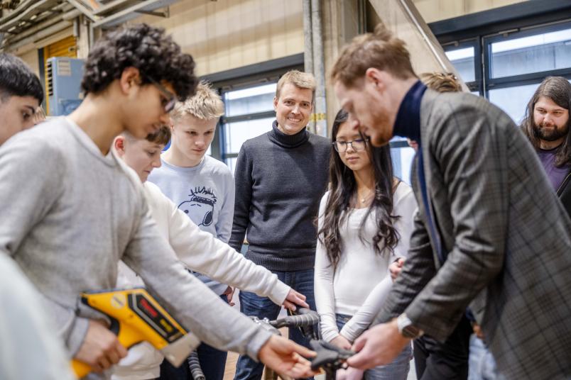 Mehrere Menschen um einen Radrahmen