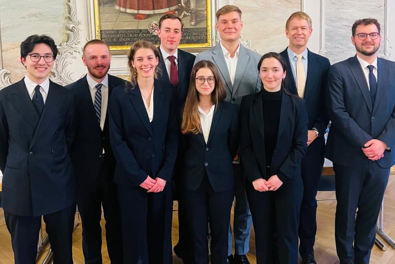 Gruppenbild mit Jurastudenten und ihren Betreuern