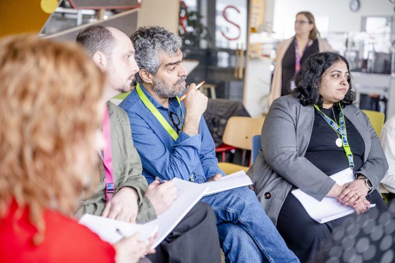 Gruppenarbeit: Fünf Personen sitzen im Stuhlkreis