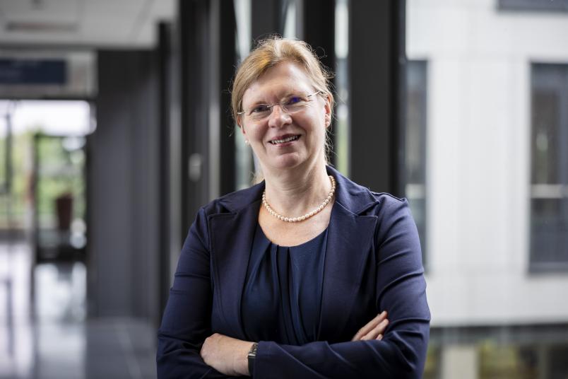 Porträtbild von Frau in schwarzem Blazer