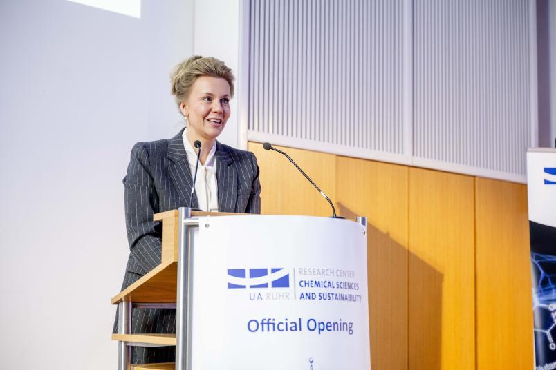 Wissenschaftsministerin Ina Brandes hat das Research Center Chemical Sciences and Sustainability eröffnet.
