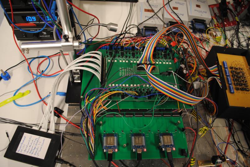 Platine mit vielen bunten Kabeln