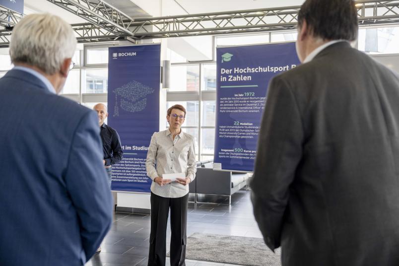 Ausstellung, drei Personen