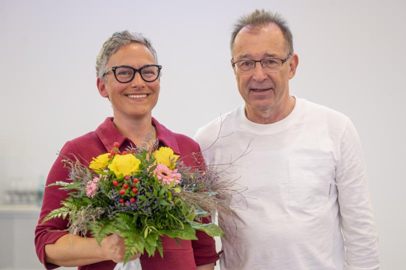 Der Senatsvorsitzende Jörg Bogumil freut sich über die Wahl vo Grit im Barhm zur Prorektorin für Lehre und Studium.