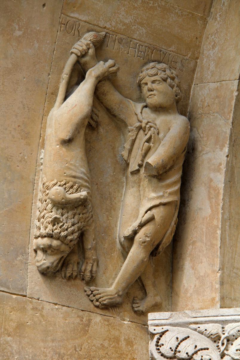 Steinrelief von Herkules, der einen Löwen hält