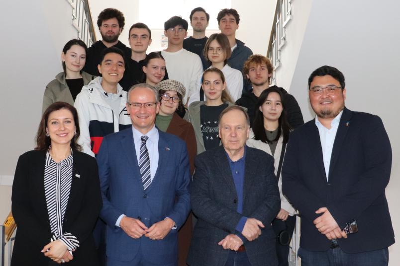 Besuch von Staatsminister Gunther Krichbaum (vorne, Zweiter von links) an der Deutsch-Kasachischen Universität in Almaty.