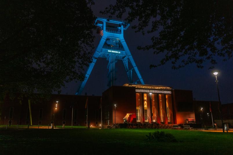 Förderturm des Deutschen Bergbau-Museums mit Leuchtschriftzug "Ruhr Innovation Lab"