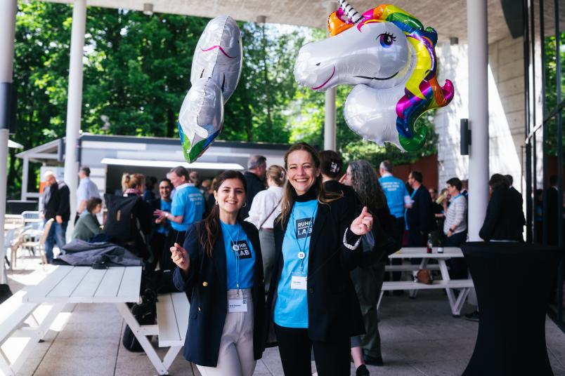 Zwei Personen mit Ruhr-Innovation-Lab-Shirts und Einhornballons