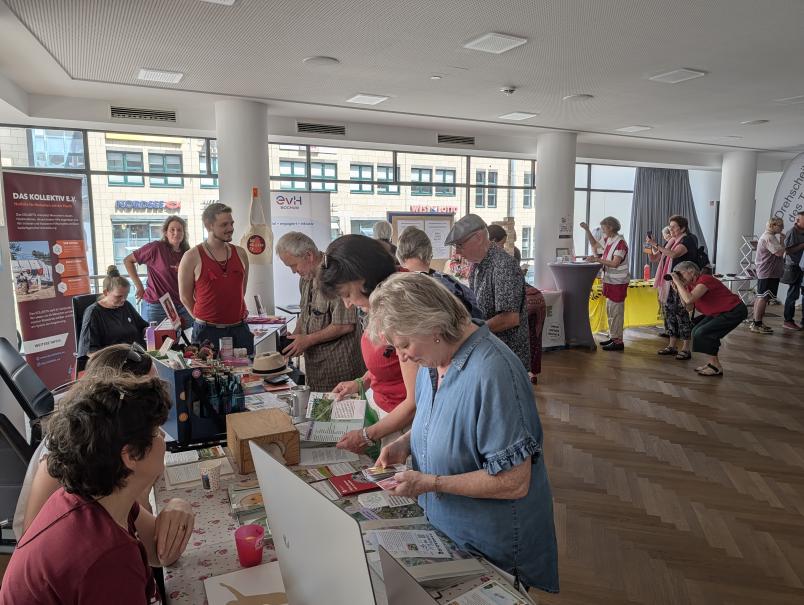 Menschen auf einem Markt der Möglichkeiten