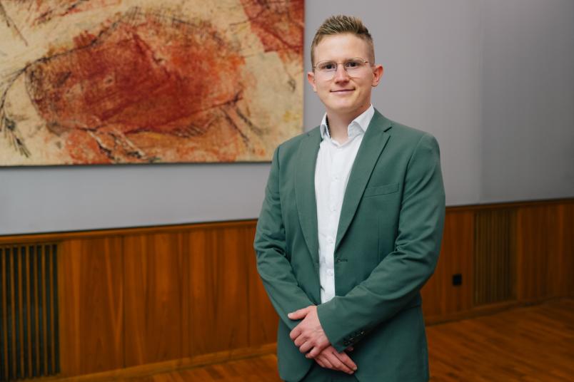 Ein Mann im grünen Blazer