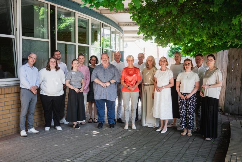 Gruppenbild: Ministerin Feller (Mitte) mit Vertreterinnen und Vertretern von Stiftungen, Universitäten und Schulen
