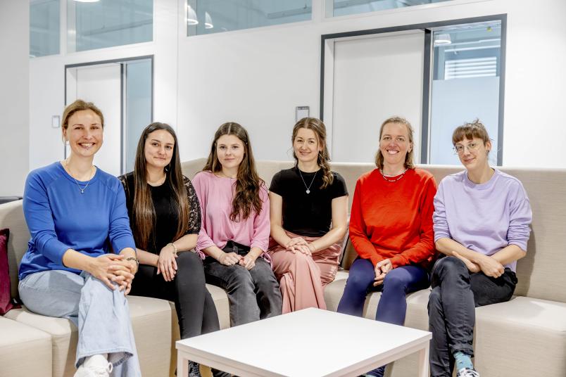 Gruppenbild mit sechs Frauen auf einem Sofa