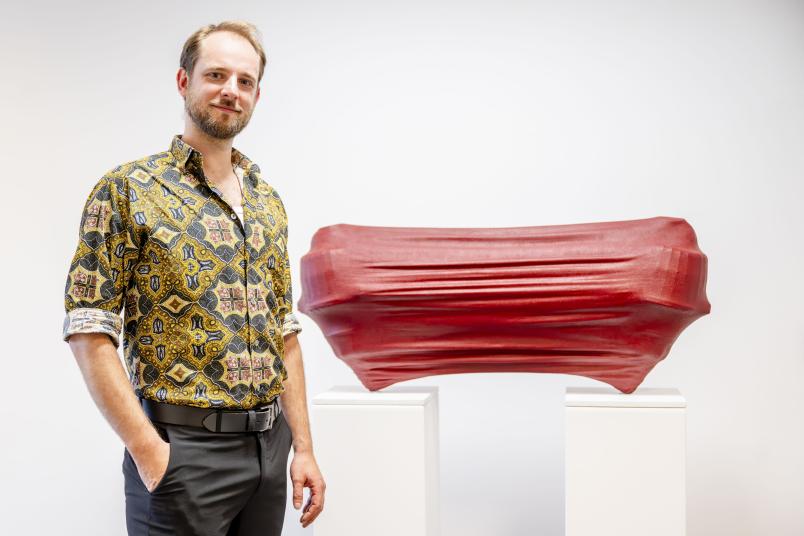 Künstler neben seiner Skulptur