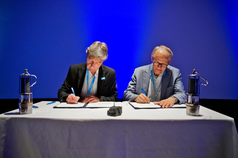 Johannes Peuling (Bochum Wirtschaftsentwicklung, links) und RUB-Prorektor Prof. Dr. Günther Meschke unterschreiben ein Memorandum of Understanding.
