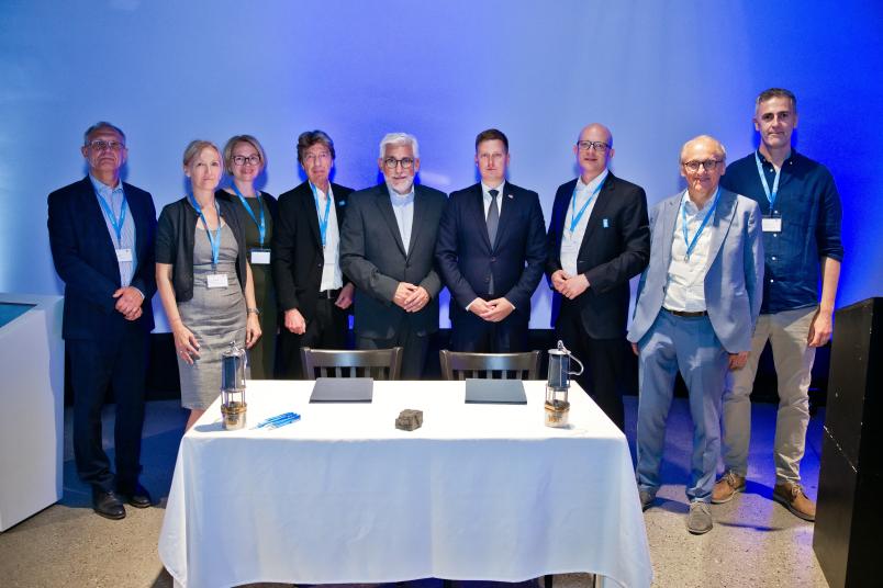 Gruppenbild mit neun Personen