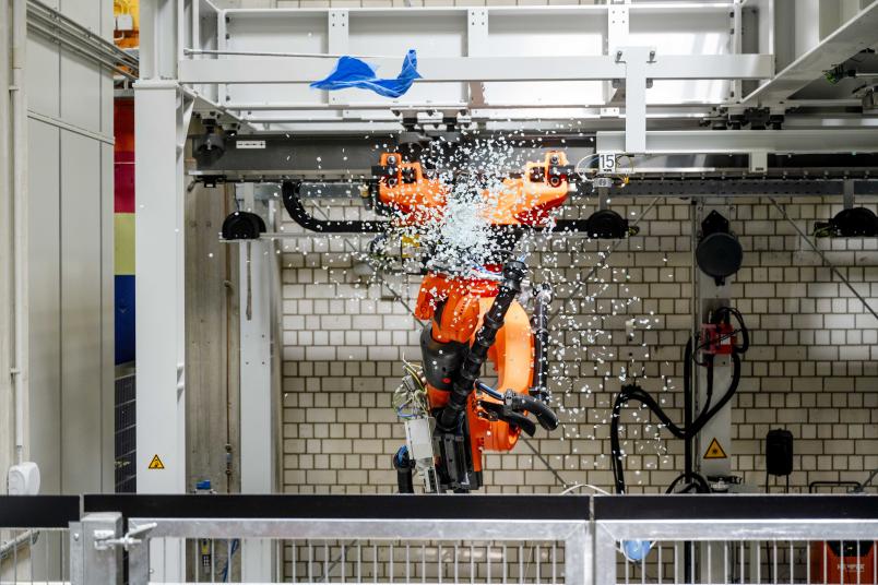Roboter hat Ballon platzen lassen, Konfetti kommt heraus