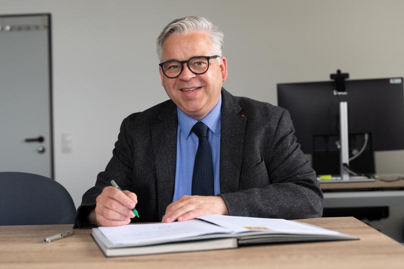 RUB-Kanzler Dr. Achim Dilling unterzeichnet die Bochumer Verabredung für die RUB