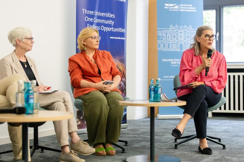 Zu den Teilnehmerinnen einer Podiumsdiskussion gehörten Kornelia Freitag, die Journalistin und Soziologin Dr. Olga Orlova sowie Dr. Nina Lemmens, Geschäftsführerin der UA Ruhr (von links).