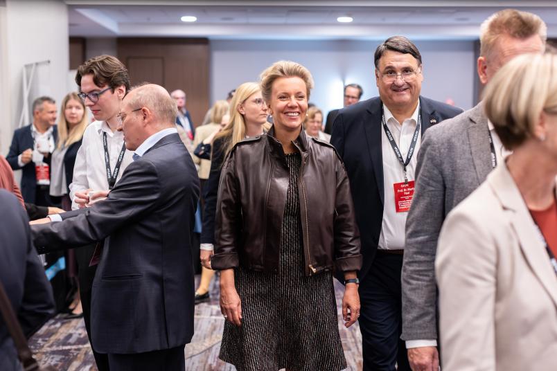 Ministerin Ina Brandes und der Bochumer Rektor Martin Paul beim Rundgang über die Recruitingmesse GAIN