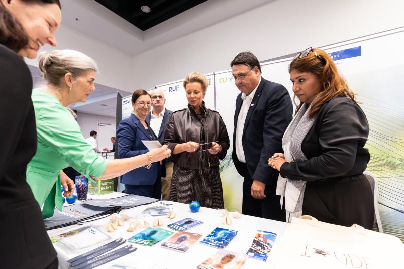 Ministerin Ina Brandes besucht den Gemeinschaftsstand der Universitätsallianz Ruhr