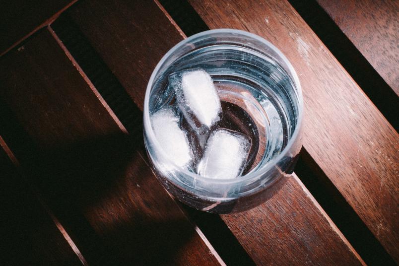 Eiswürfel schwimmen in einem Wasserglas