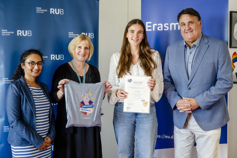 RUB-Studentin Rike Hülsmann (Zweite von rechts) hat von Rektor Martin Paul (rechs) eine „One in One Million“-Urkunde überreicht bekommen. Mit ihr freuen sich Reena James (lins) und Jonna Haensel-Neumann.