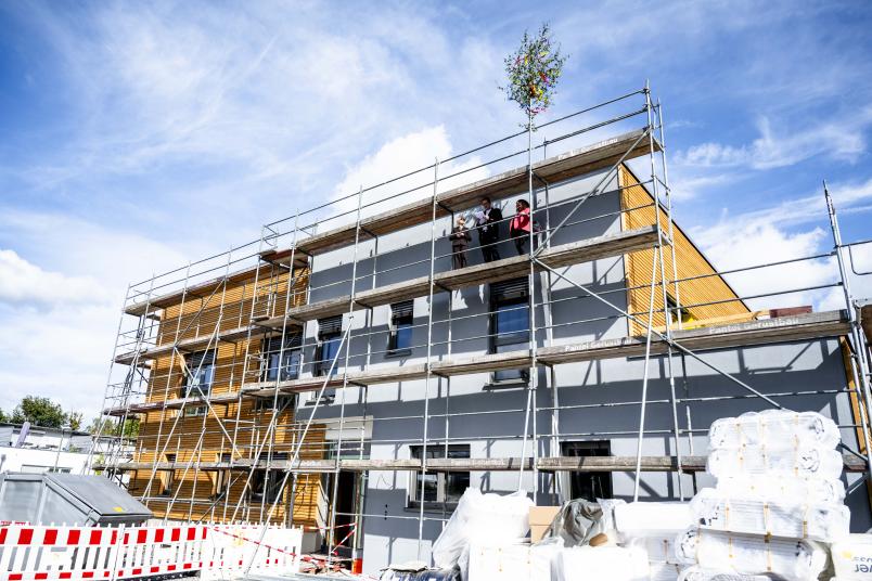 Außenansicht der neuen Kita mit Gerüst