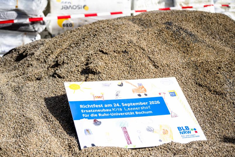 Einladungstafel des BLB mit Kinderzeichnungen zum Richtfest