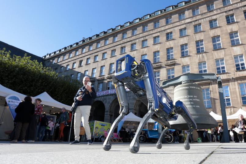 Ein Roboterhund vor dem Rathaus