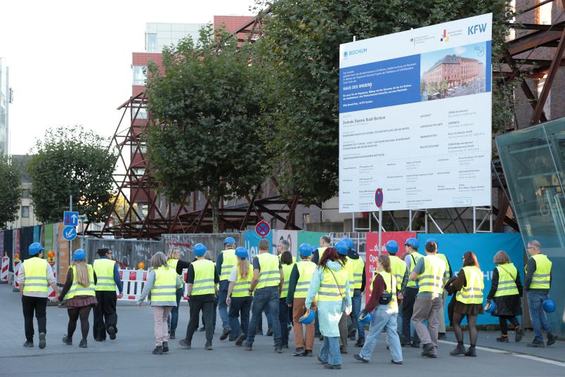 Eine Gruppe Menschen mit gelben Warnwesten