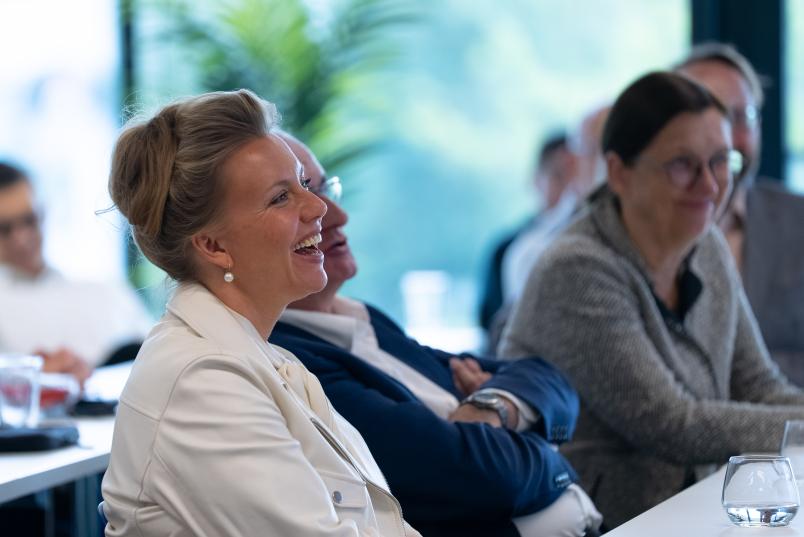 Die Ministerin (vorne) hat sich vor Ort über internationale Masterstudiengänge der Universitätsallianz Ruhr und der Hochschule Düsseldorf informiert.