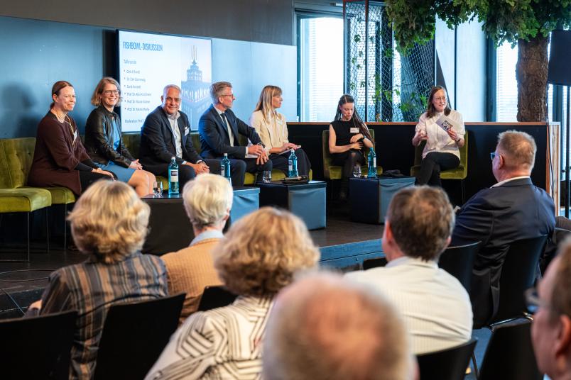 Alle Teilnehmenden der Diskussionsrunde auf einen Blick. Auch das Publikum konnte sich beteiligen.