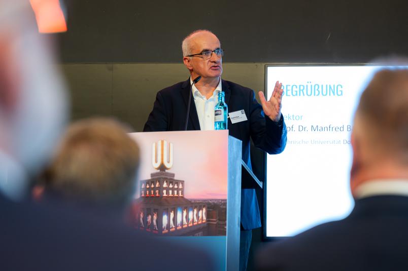 Der Rektor der TU Dortmund Manfred Bayer am Rednerpult