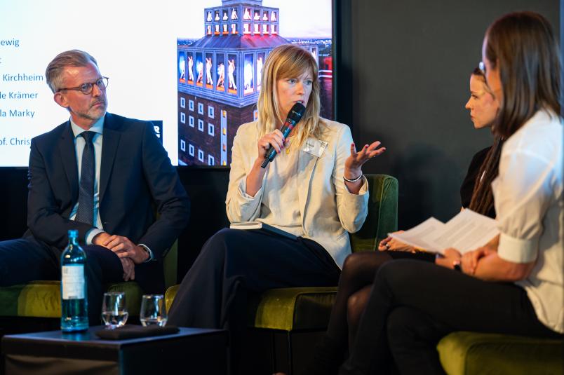 Lebhafte Diskussion: Carla Hustedt (mit Mikrofon) mit Dirk Günnewig, Karola Marky und Moderatorin Christina Elmer
