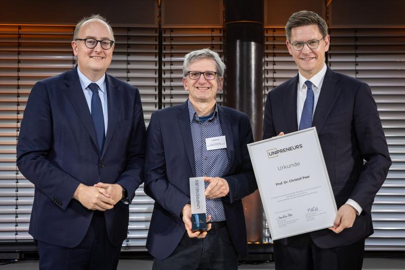 Christof Paar hat einen von 20 deutschlandweit verliehenen Preisen erhalten.