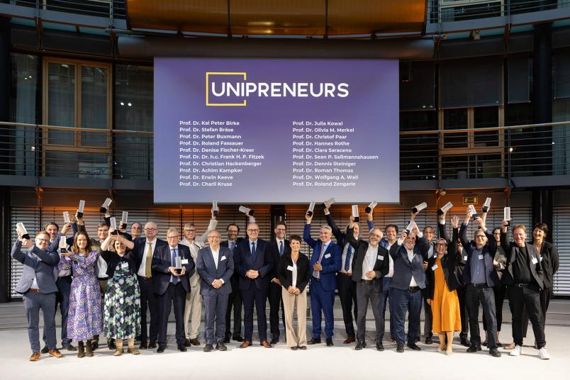 Gruppenbild mit allen Preisträgerinnen und Preisträgern des Jahres 2026.